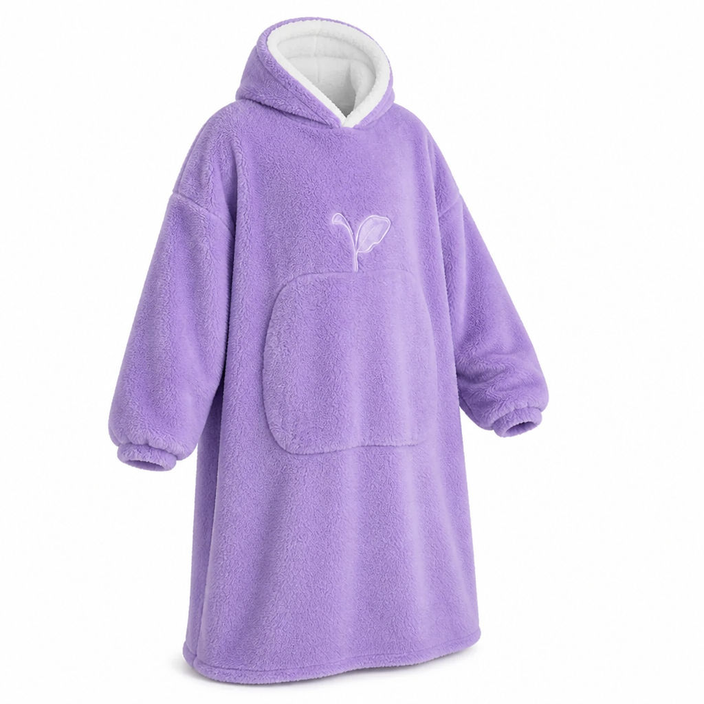 Kuschelvaro Fleece-Hoodie in der Frontansicht mit Kapuze und Kängurutasche