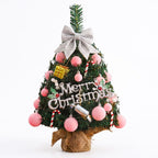 Mini-Weihnachtsbaum-Set in einer Wohnraumdekoration
