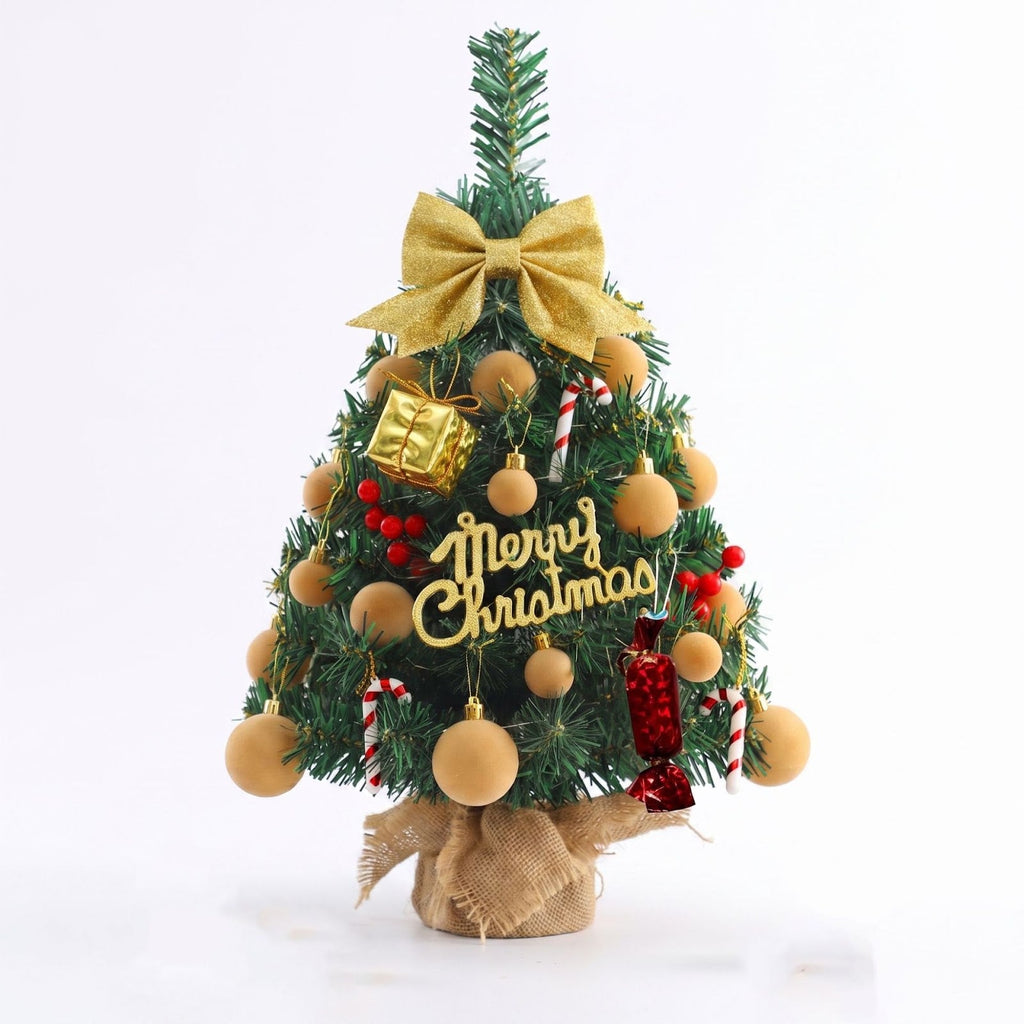 Kompakter Weihnachtsbaum als Dekoration auf einem Tisch