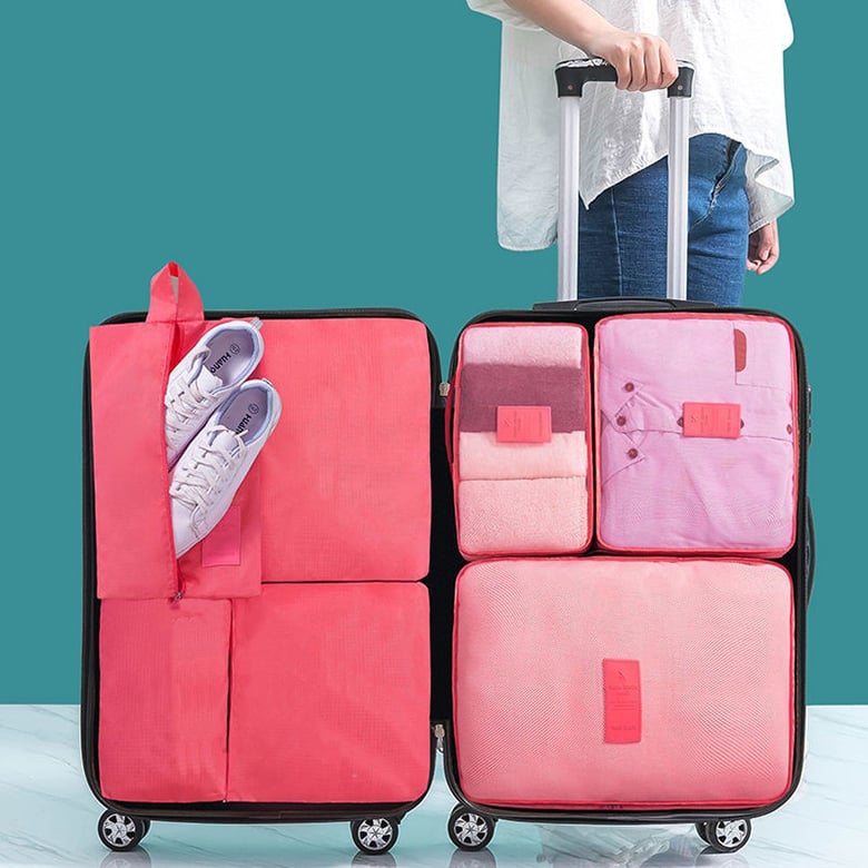 Sechs Packwürfel des PackNestia Sets für die strukturierte Kofferorganisation