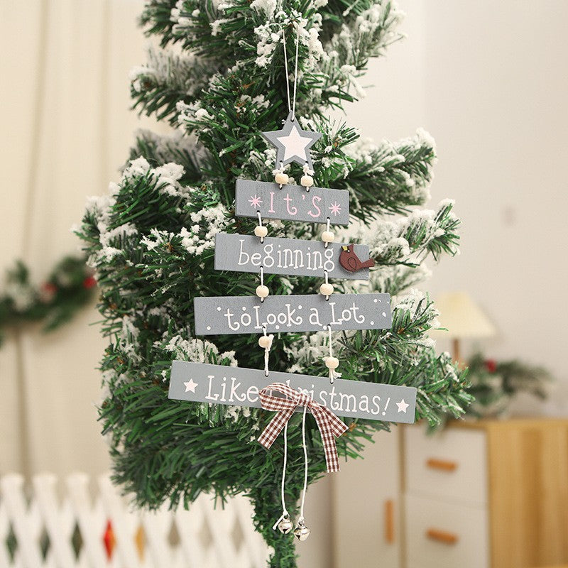 Festliche Raumdekoration mit dekorativem Holzschild zu Weihnachten