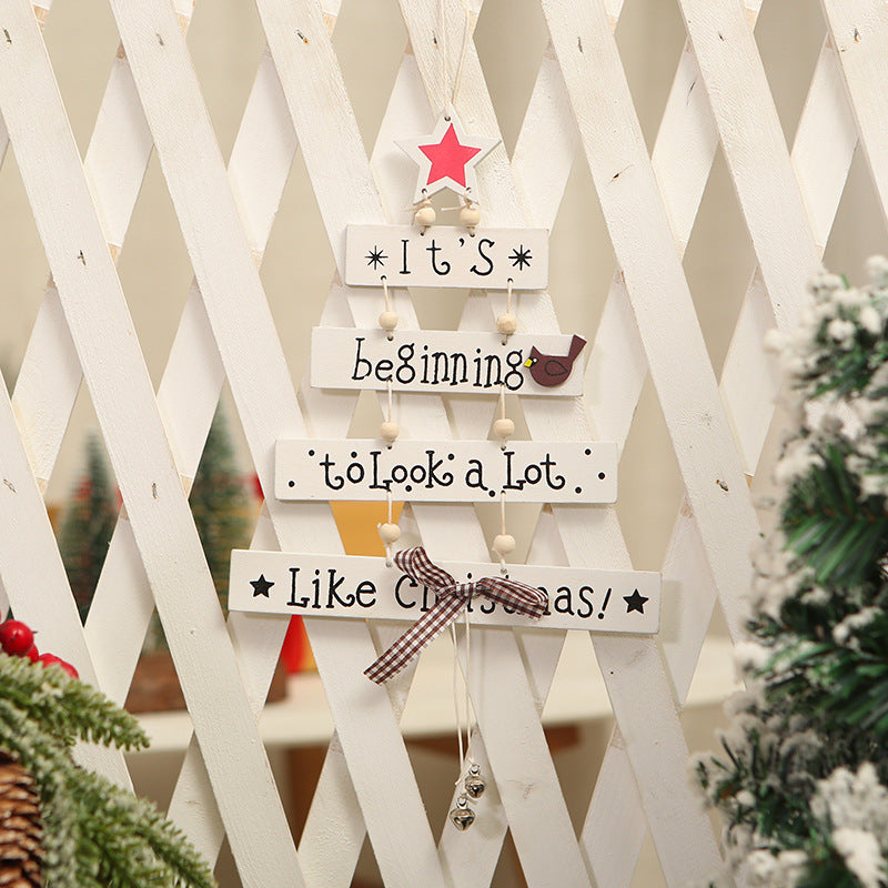 Holzschild mit Weihnachtsbotschaft als liebevolle Adventsdekoration