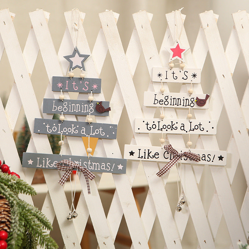Weihnachtliches Holzschild als stimmungsvolle Dekoration im Raum