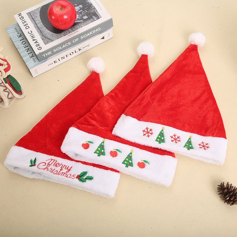 Detailansicht einer Weihnachtsmannmütze mit weihnachtlichem Design
