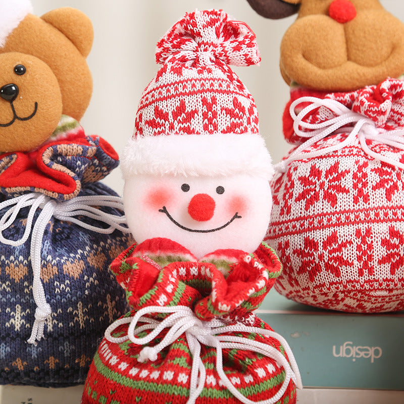 Festliche Weihnachtsdekoration in Form eines dekorativen Kranzes