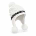 Detailansicht des gestrickten Zopfmusters der Beanie