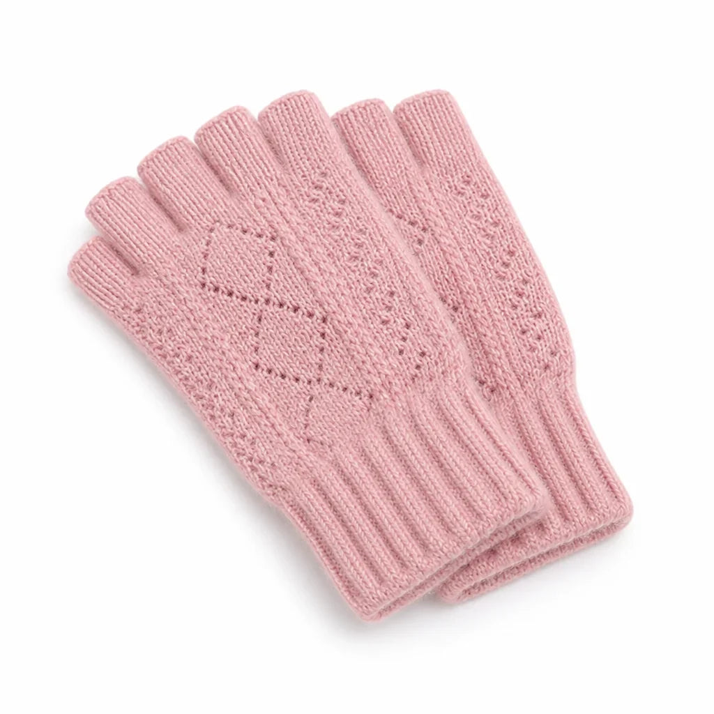 Hand mit Wärmivo Handschuh beim Tippen auf einer Tastatur