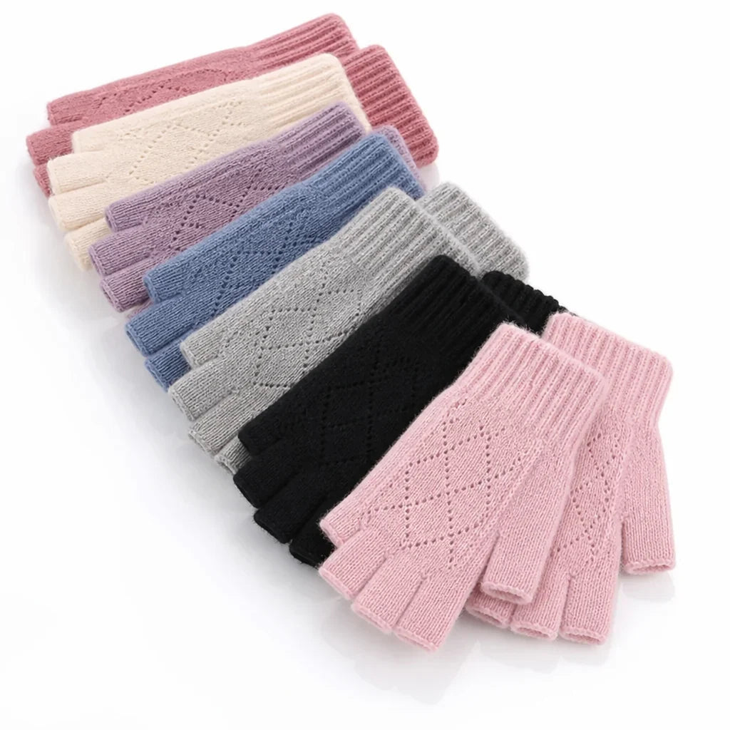 Seitliche Ansicht der gestrickten fingerlosen Handschuhe