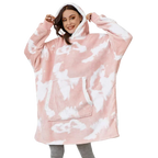 Kuschelvora Decken-Hoodie beim Entspannen auf dem Sofa